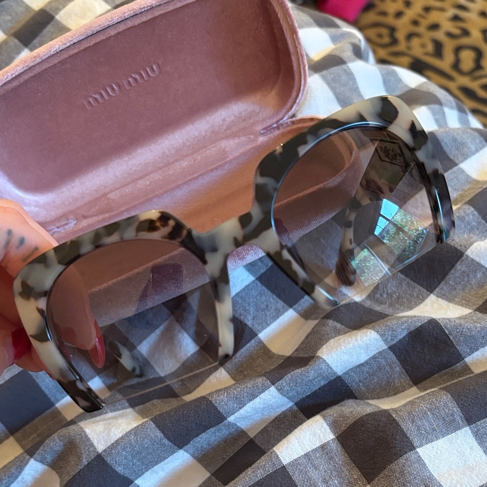 Miu Miu Leopard Print Sunglasses with Pink Case - Picture 5 of 8